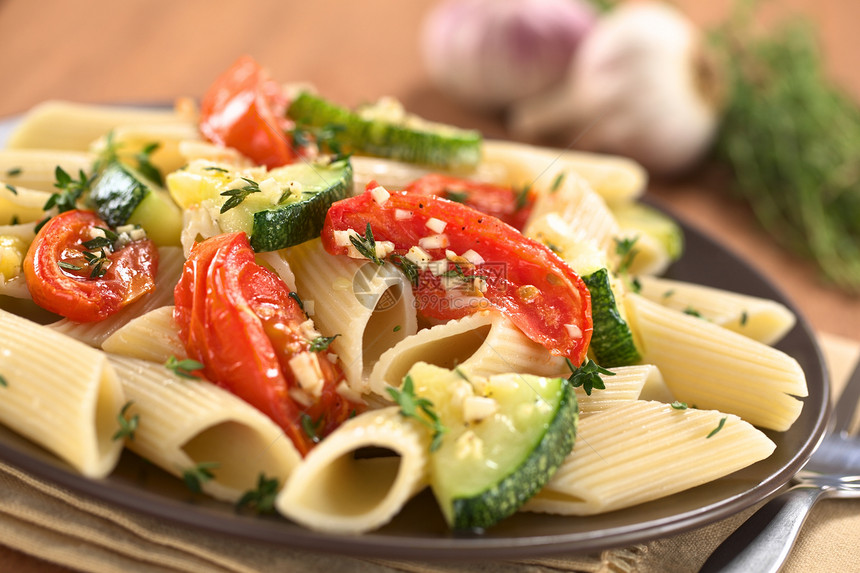 与Zucchini和番茄加面食午餐盘子草本植物食物香料壁球蔬菜百里香水平图片