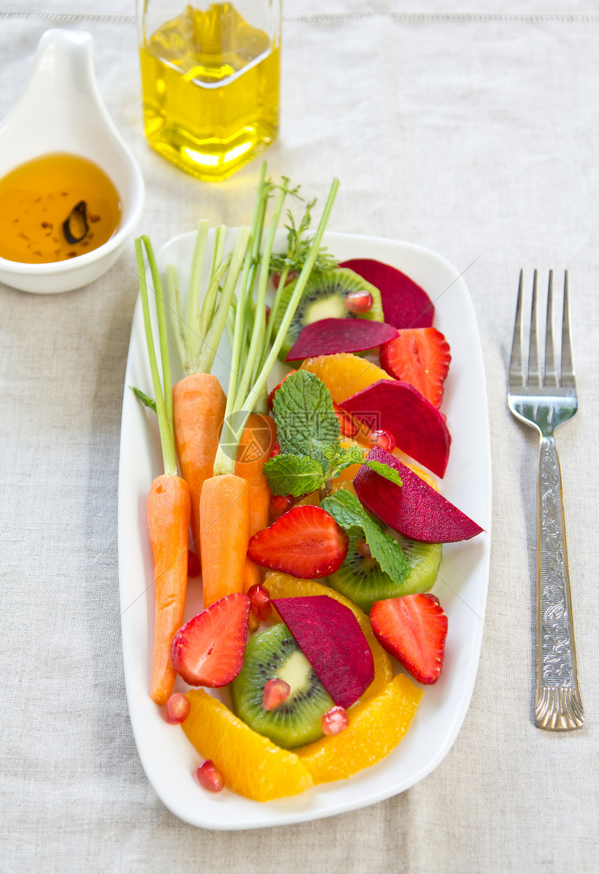 水果和蔬菜沙拉红色薄荷营养饮食矿物美食味道石榴婴儿奇异果图片