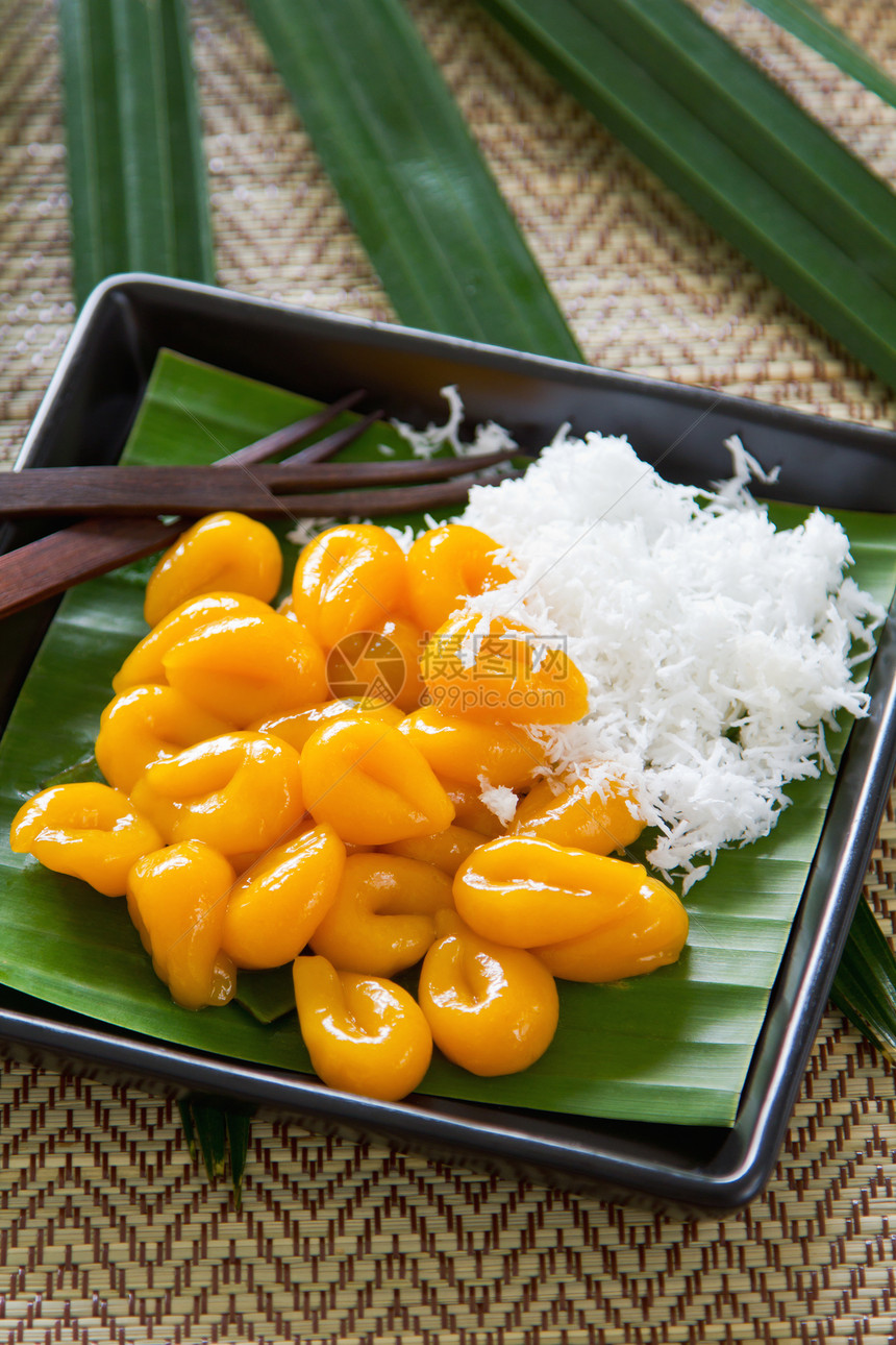 配椰子的甜面圈 泰国甜点白色食物面粉烹饪黄色糖浆营养小吃美食棕榈图片