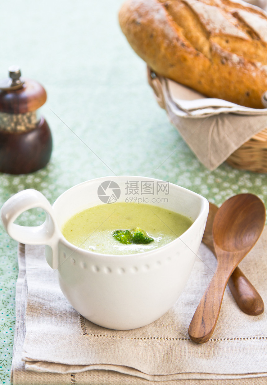 花椰菜汤健康食物棕色矿物绿色美食勺子白色奶油状木头图片