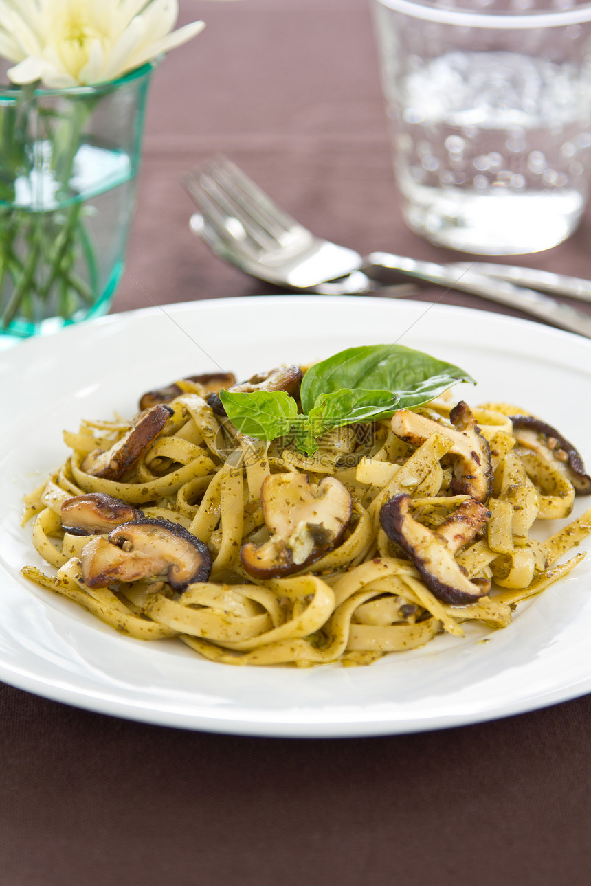 Fettucentne和蘑菇加辣椒酱旅行美味午餐面粉香蒜烹饪美食油炸松子面条图片