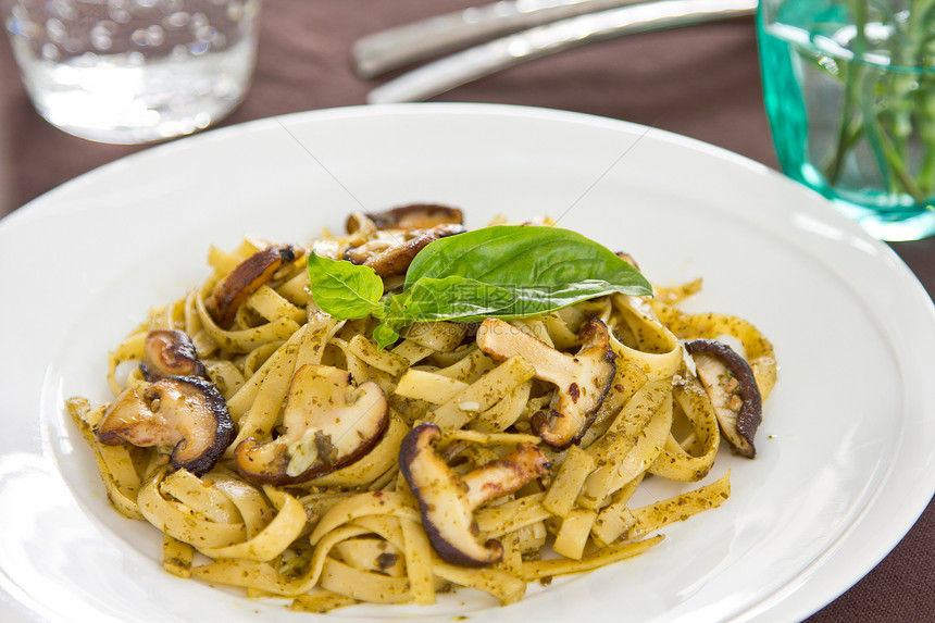 Fettucentne和蘑菇加辣椒酱面条美食旅行食物松子午餐香蒜闲暇面粉烹饪图片