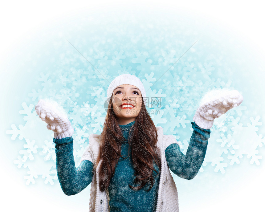 穿着温暖毛衣的年轻妇女围巾女孩眼睛套衫青少年幸福喜悦乐趣头发雪花图片