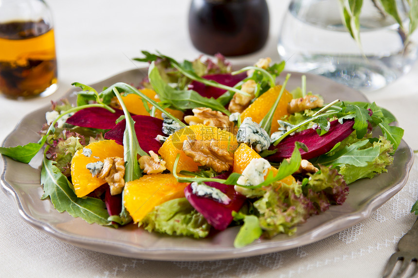 Beetroot 含蓝奶酪和火箭沙拉的紫菜根美味矿物蔬菜黄色红色饮食橙子营养食物健康图片