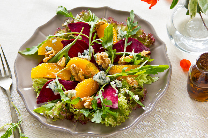 Beetroot 含蓝奶酪和火箭沙拉的紫菜根橙子美食美味树叶红色核桃黄色蔬菜矿物食物图片