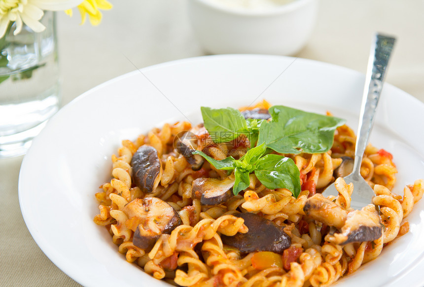番茄酱中蘑菇的丰西里语旅行面粉食物面条美味油炸美食螺旋烹饪闲暇图片