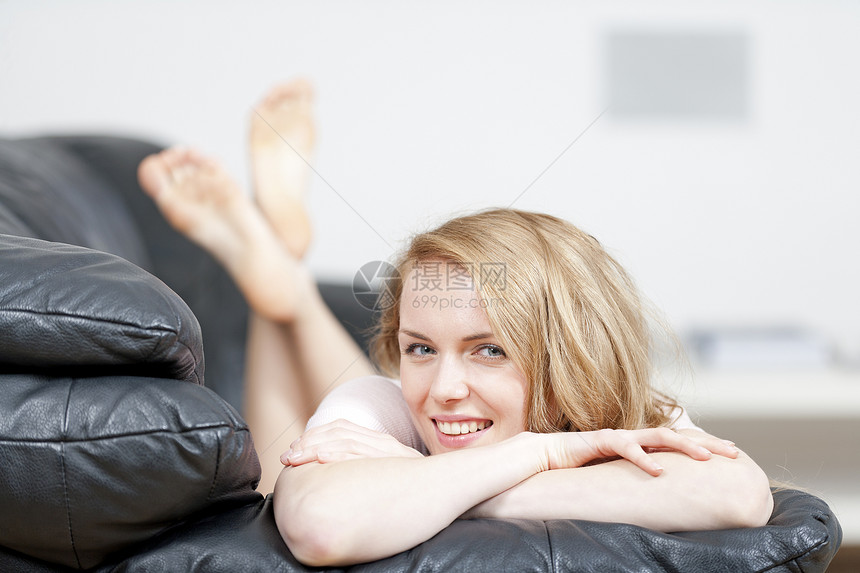 住在沙发上的年轻女人女孩休息室女士休息微笑客厅内衣快乐女性图片