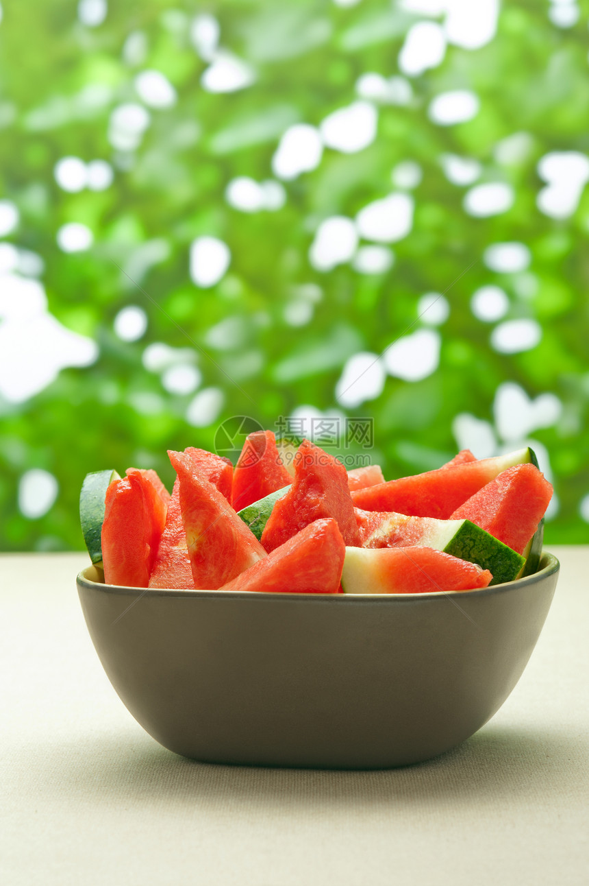 夏季颜色漂亮的西瓜切片碗饮食食物红色桌子情调小吃果味热带营养水果图片