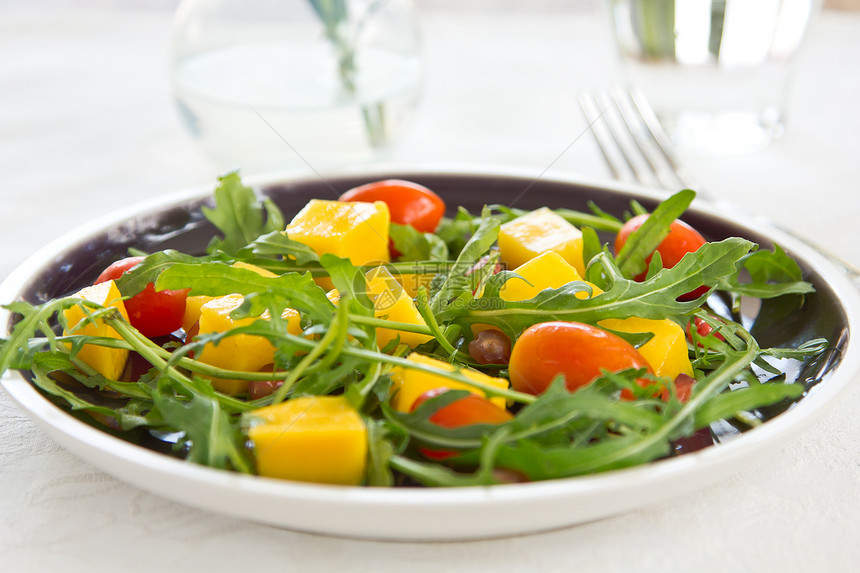 芒果 石榴和火箭沙拉树叶健康食物美味绿色蔬菜午餐橙子黄色红色图片