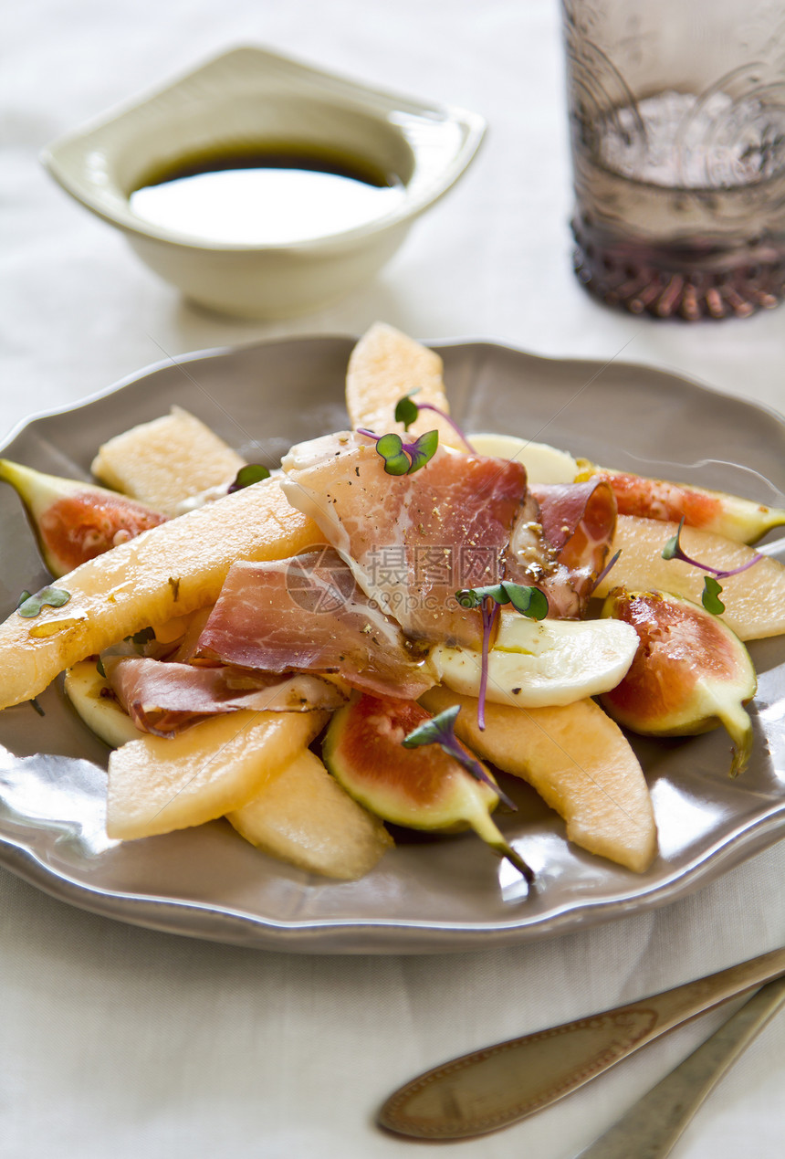Fig Melon与Prosciutto和合著火腿食物小吃敷料沙拉饮食水果蔬菜美食营养图片