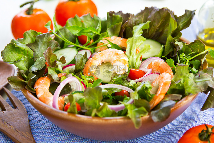 虾沙拉饮食绿色美食食物健康洋葱木头红色营养树叶图片