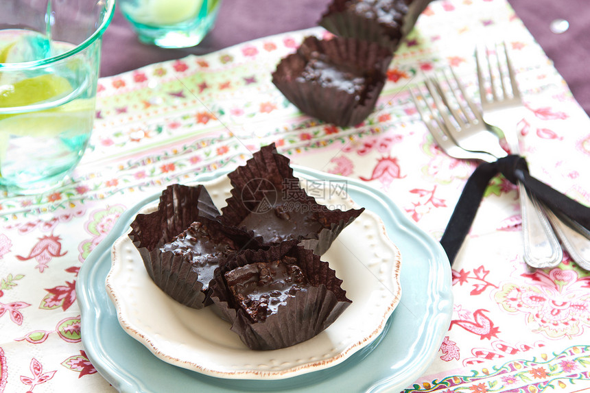微型巧克力巧克力蛋糕烘烤食物派对烹饪正方形装潢美食营养酒吧甜点图片