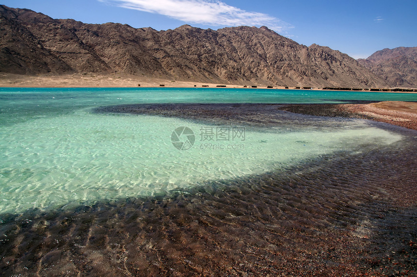 美丽的环礁湖水池棚户区热带孤独海岸线天空阳光风景蓝色小屋图片