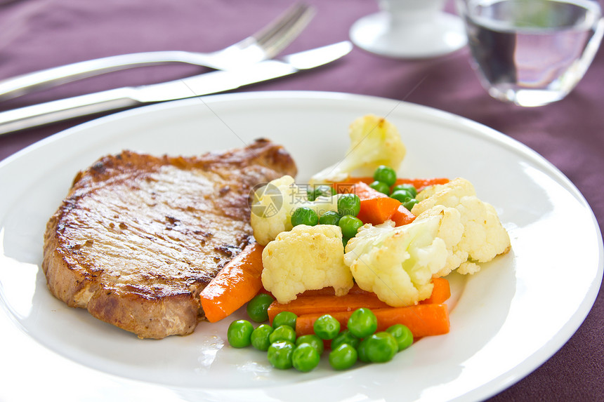 配有蔬菜的猪排牛排菜花猪肉焦糖化营养白色牛扒午餐健康油炸食物图片