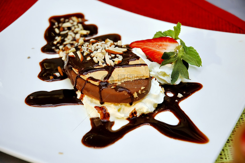 冰淇淋沙漠糕点奶油美食食物浆果叶子巧克力小吃盘子薄荷图片