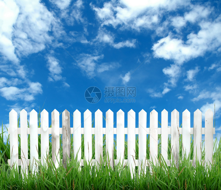 白栅栏和蓝天空地平线环境草地农场白色天空叶子纠察场地木头图片