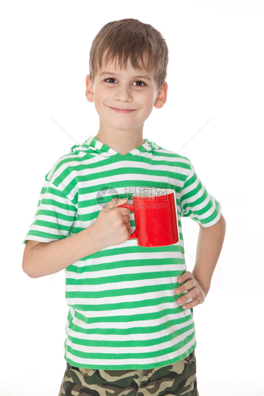 男孩拿着红杯子乐趣早餐食物茶点微笑嘴唇童年牛奶玻璃幸福图片
