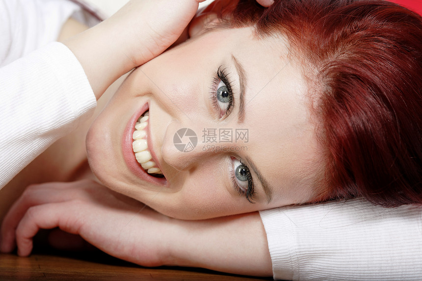 年轻女性在家放松客厅休息室女士微笑休息头发快乐红色白色图片