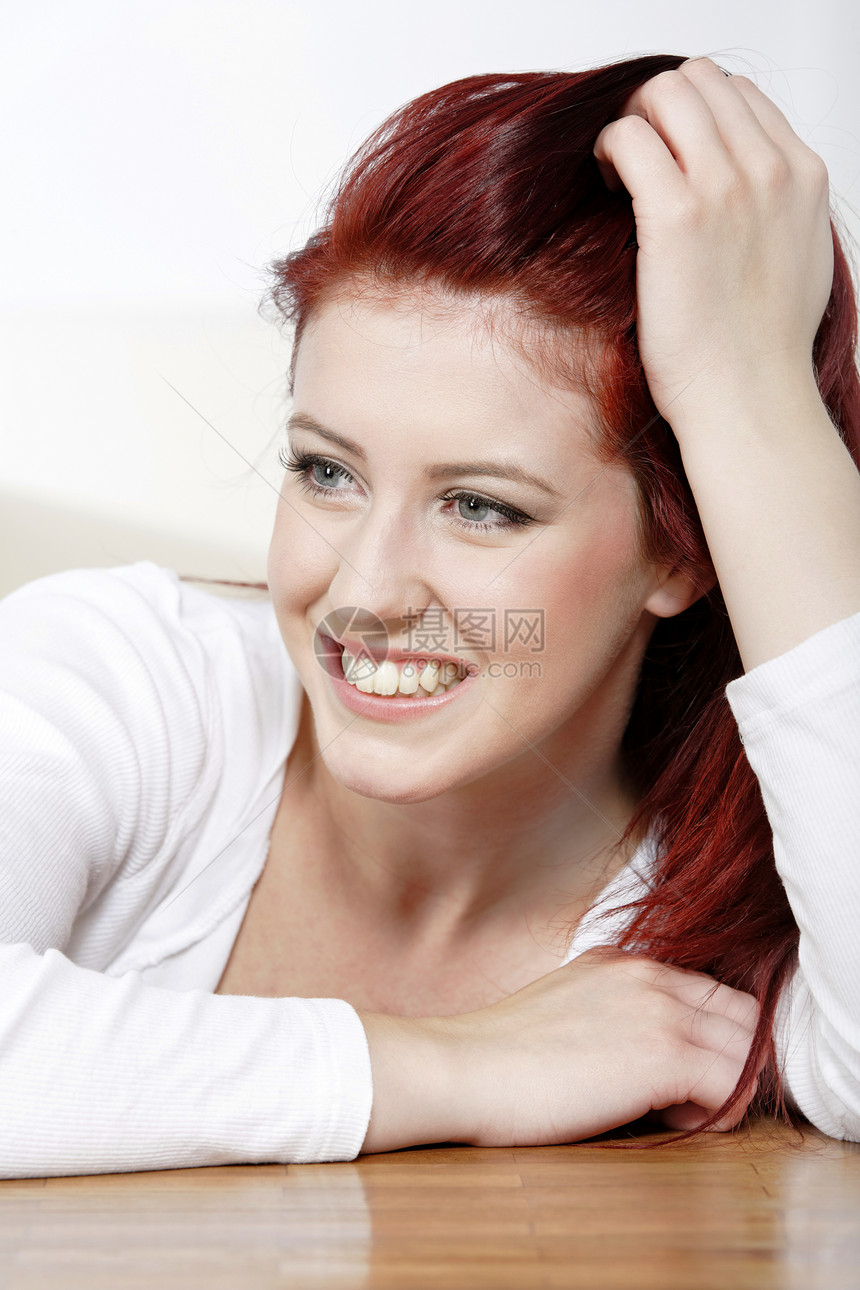 年轻女性在家放松快乐头发客厅休息休息室红色女士微笑白色图片