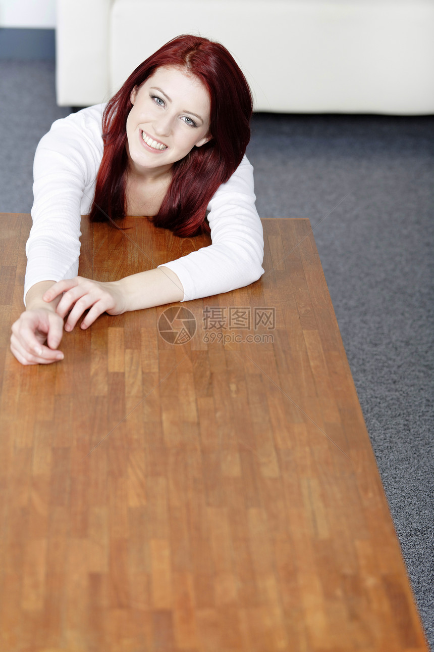 年轻女性在家放松红色微笑休息室快乐头发休息女士客厅白色图片