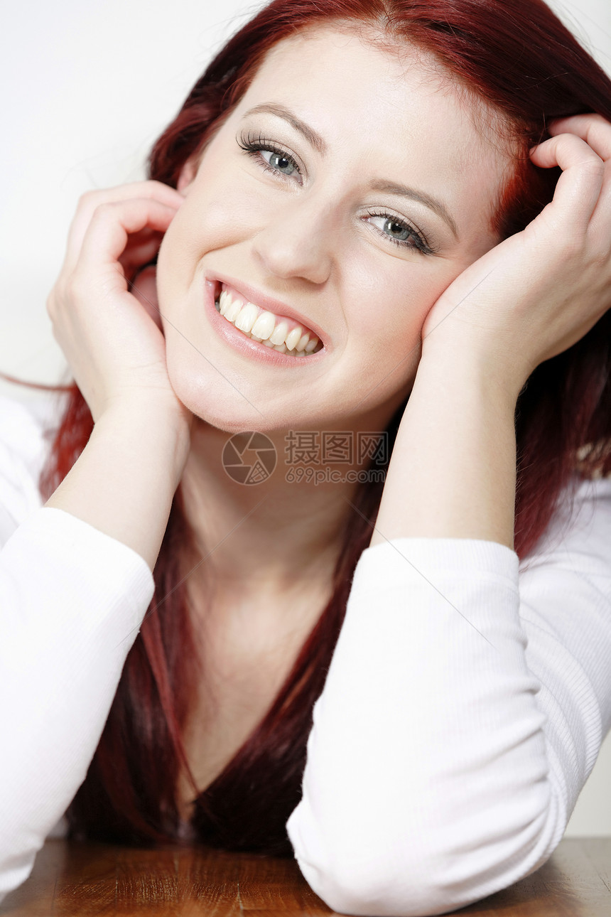 年轻女性在家放松红色客厅快乐白色休息微笑女士头发休息室图片