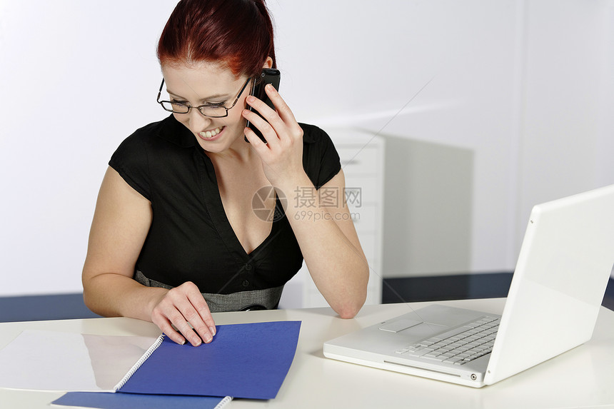 流动工作妇女电脑办公室笔记本桌子细胞女性快乐文件夹微笑电话图片