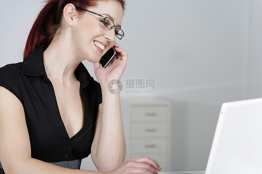 流动工作妇女细胞女士笔记本桌子微笑快乐女性电话办公室电脑图片