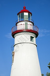 Marblehead 灯塔历史性白色窗户旅行蓝色地标天空建筑背景图片
