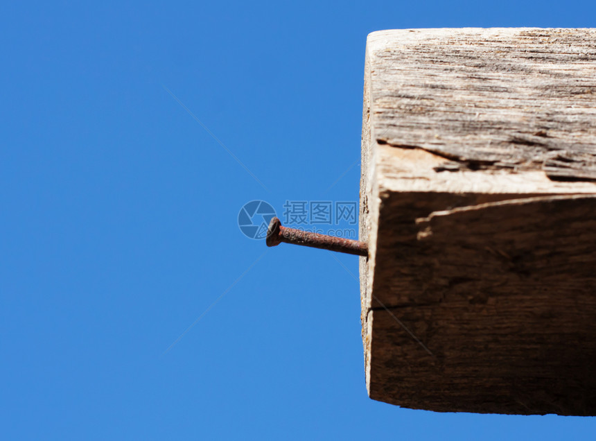 废木板上的铁钉蓝色束缚粮食天空指甲乡村风化纹理栅栏葡萄桩图片