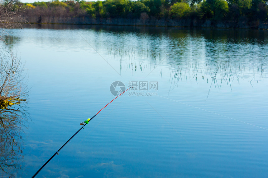 在阳光明媚的日子里 在一个平静的西德湖中钓鱼蓝色垂钓者绿色运动卷轴爱好休息日落休闲渔夫图片