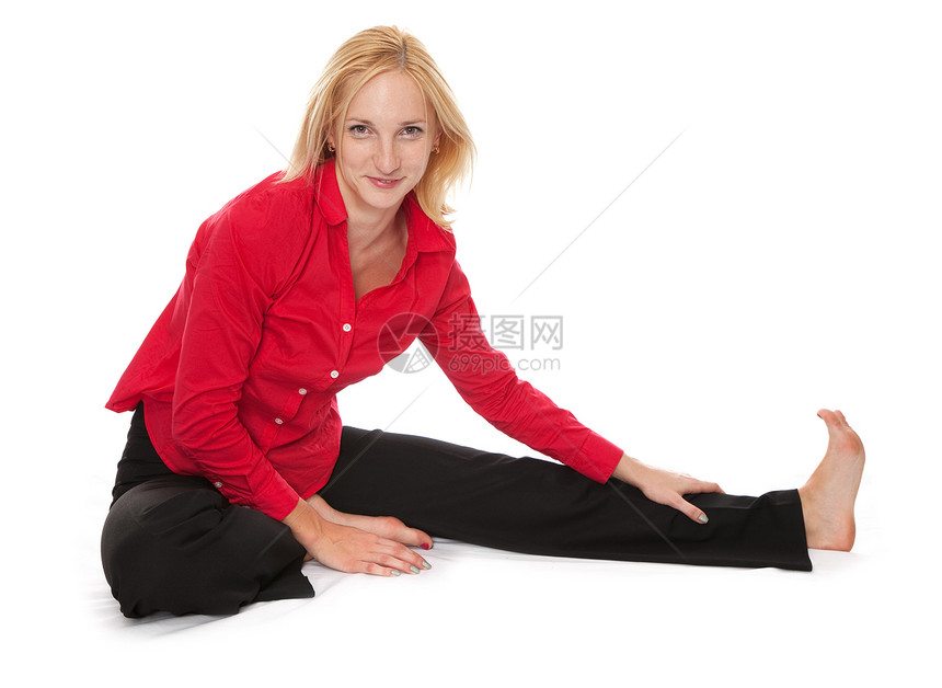 从事瑜伽的青年女商务人士办公室运动员杂技商务衣服有氧运动女性训练耐力福利图片