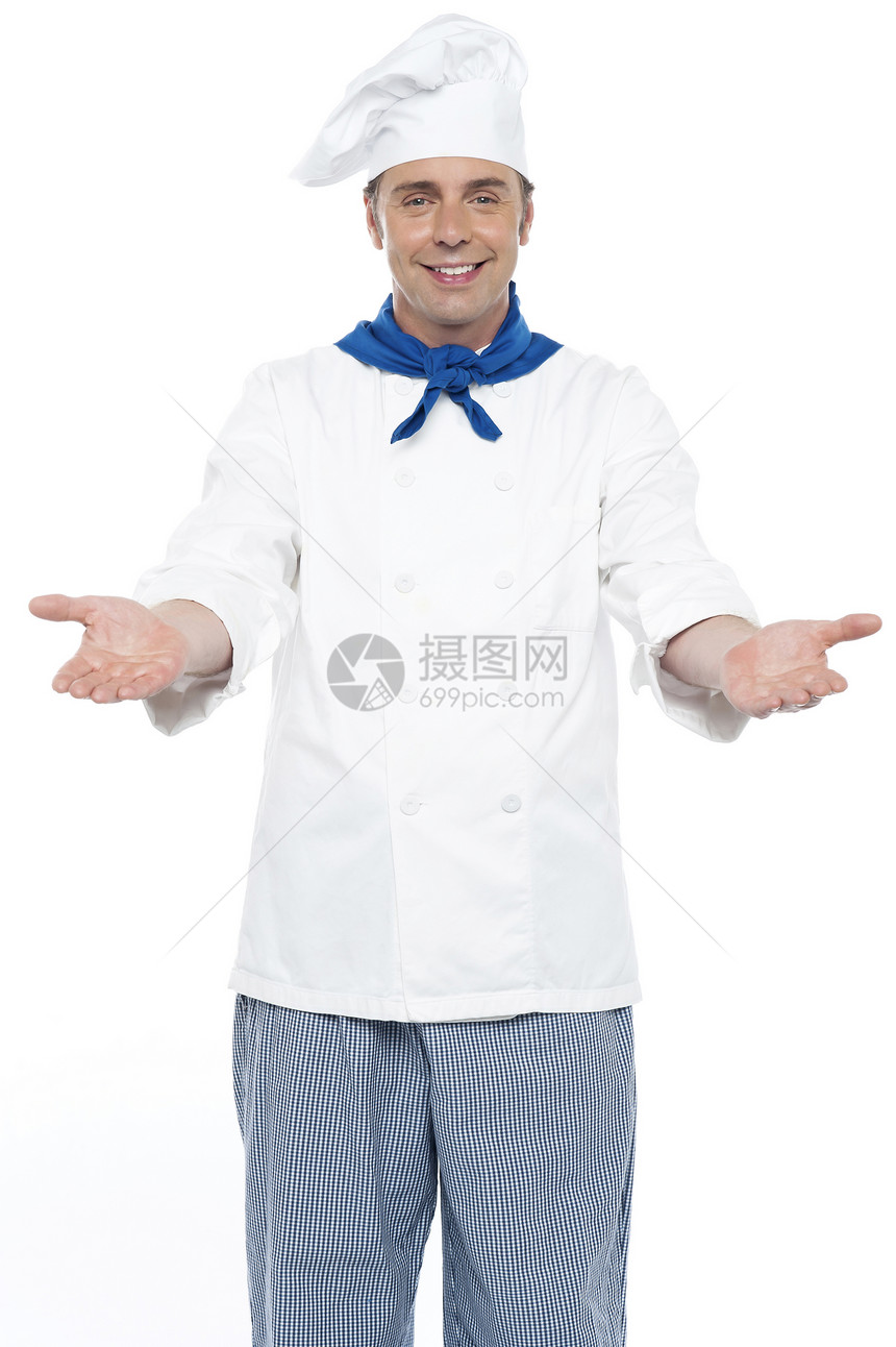 微笑的厨师摆出他的双臂张开的笑容图片