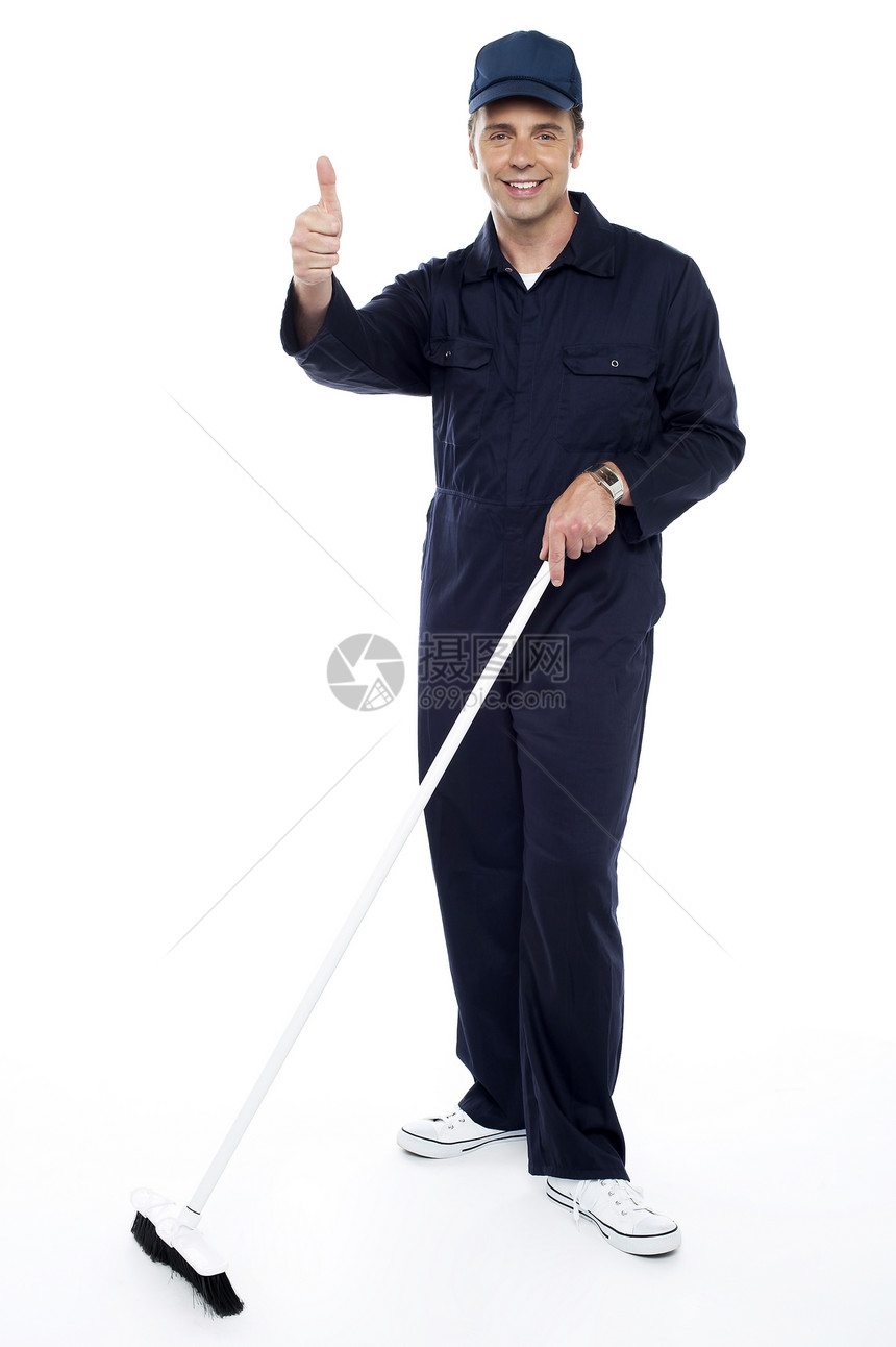 清洁员拿着扫帚 举起拇指图片