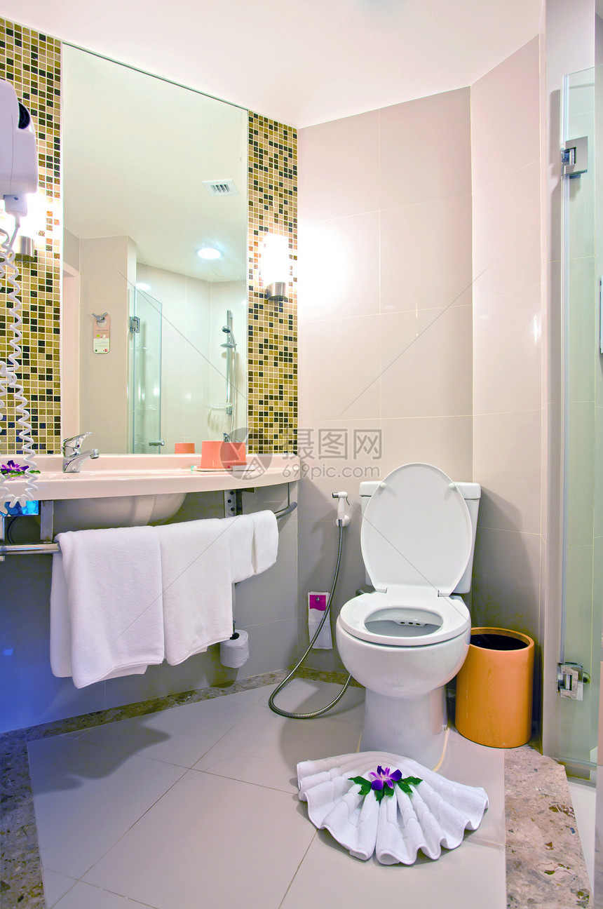 厕所内白色房间壁橱浴室卫生座位空白卫生间房子毛巾图片