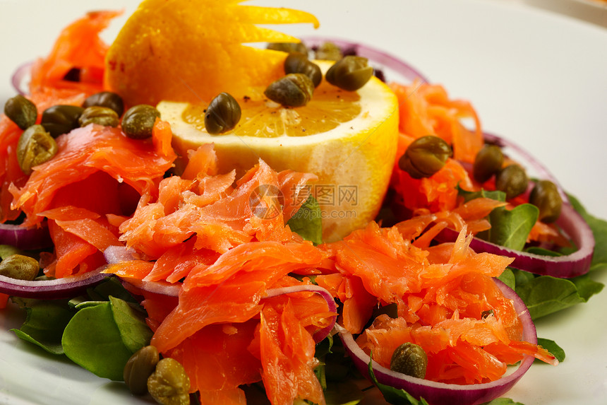 餐厅的鲑鱼沙拉海鲜盘子树叶蔬菜熏制午餐草药柠檬宏观食物图片