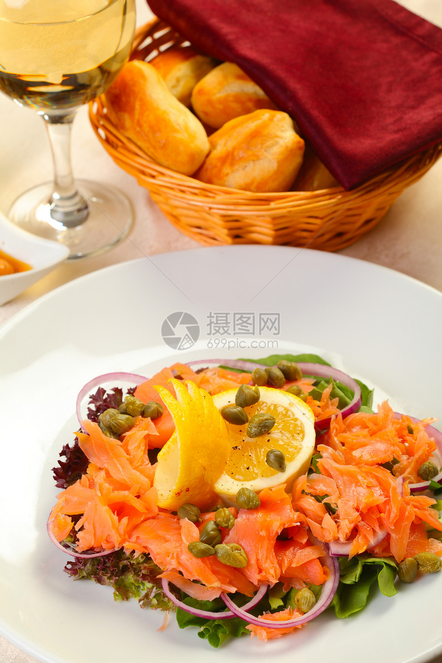 餐厅的鲑鱼沙拉小吃饮食熏制食物柠檬蔬菜美食树叶橙子盘子图片