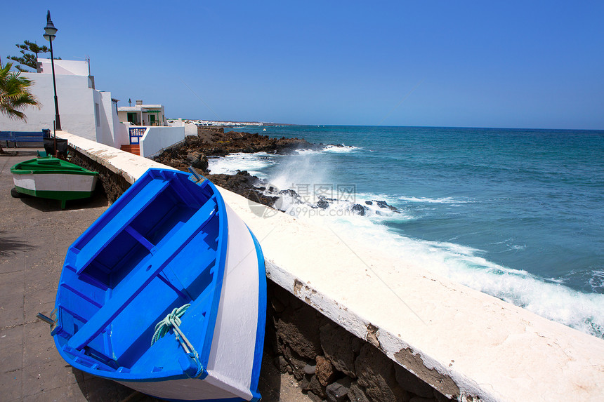 在加那利群岛兰萨罗特海岸的船干旱岩石村庄泡沫热带蓝色波浪海洋旅游长廊图片
