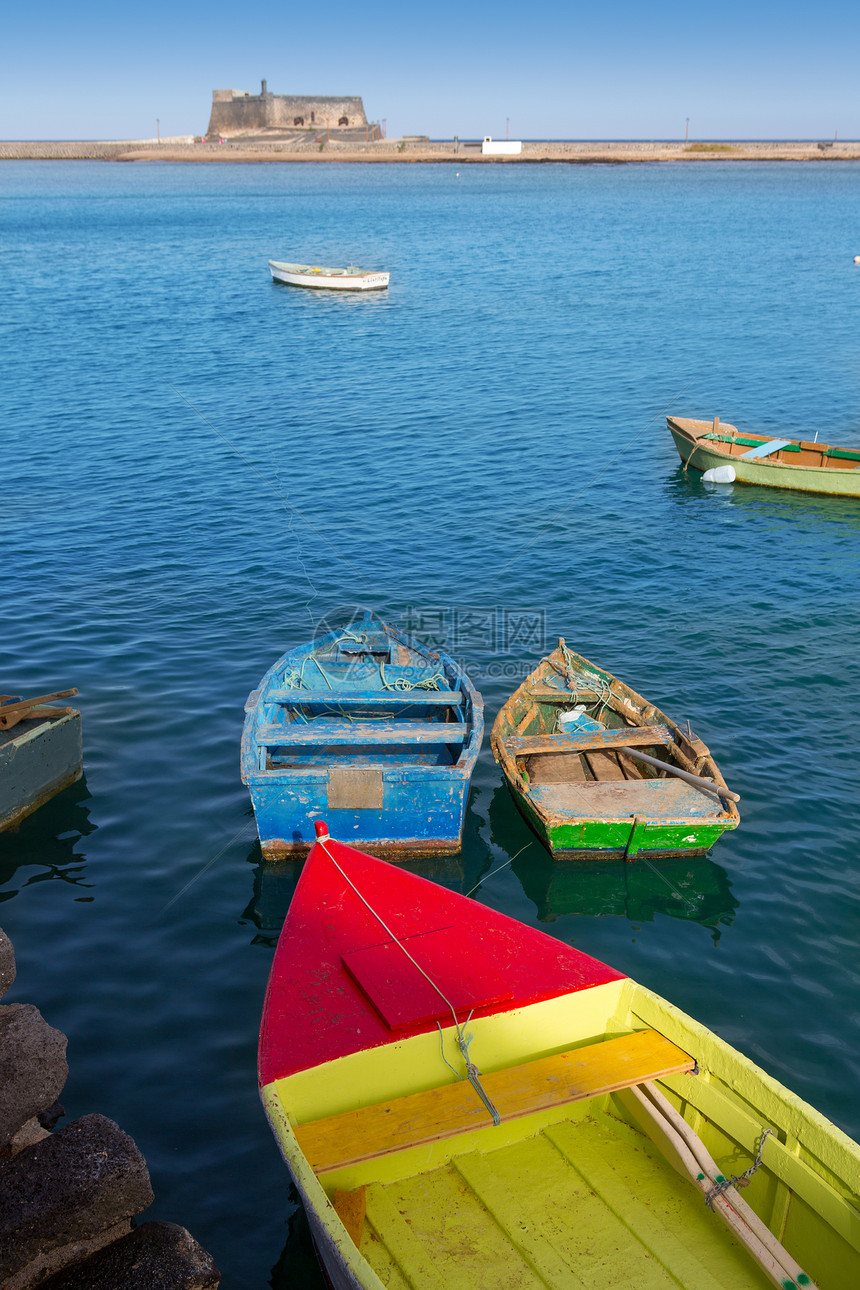 位于加那利港港口的阿雷西夫兰萨罗特船帆船旅行海岸地标渔夫景点蓝色渔船假期海洋图片