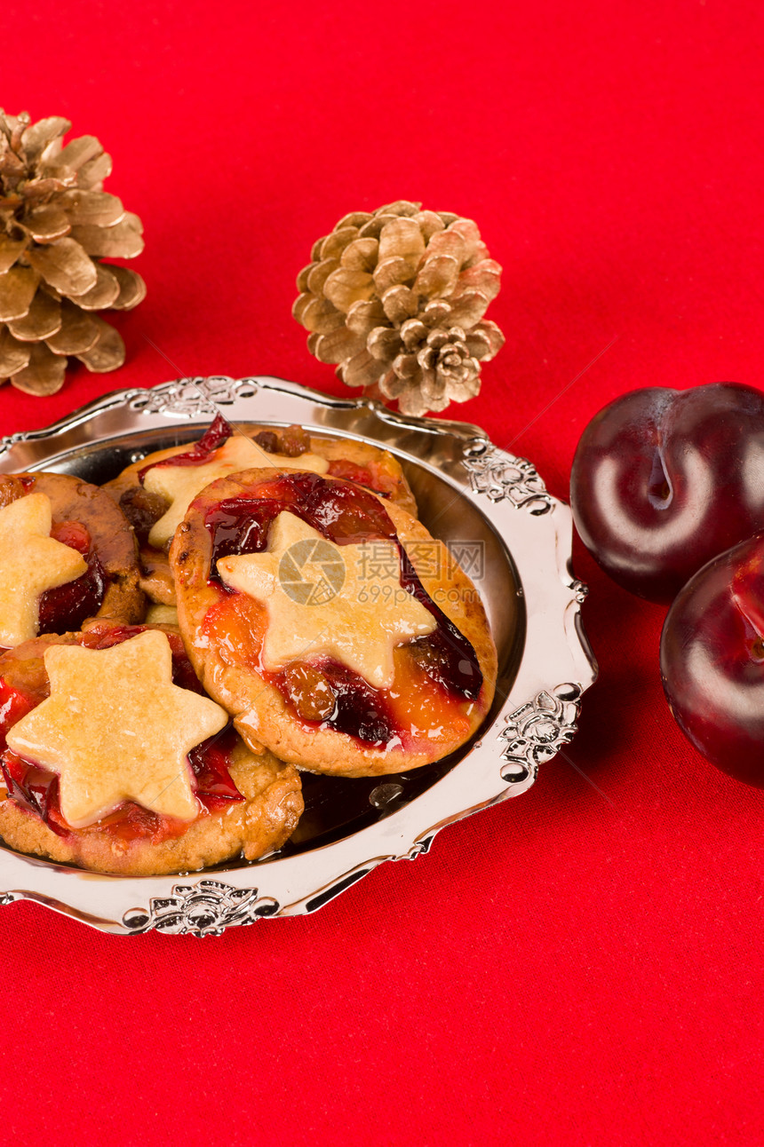 圣诞薄饼英语季节性饼干李子水果甜点盘子果味服务图片