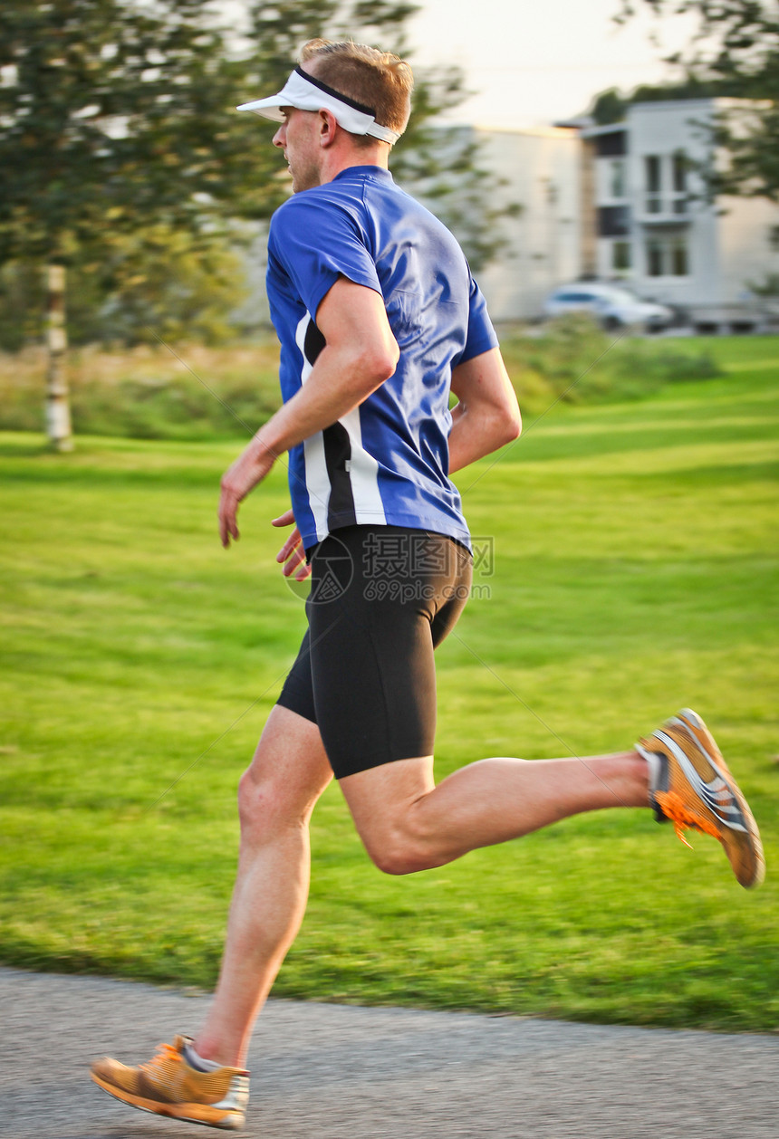 正在运行的男子短跑蓝色小路运动运动员身体男性赛跑者跑步力量图片