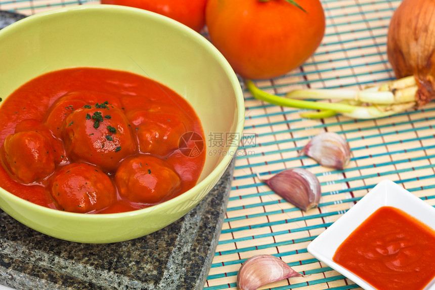 配番茄酱的肉丸美食草本植物美味红色棕色牛肉烹饪服务香菜食物图片
