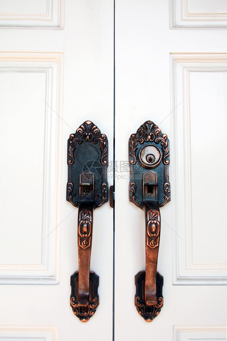 白色门上的钥匙孔大门房子装饰品隐私锁孔入口宏观安全木头建筑学古董图片