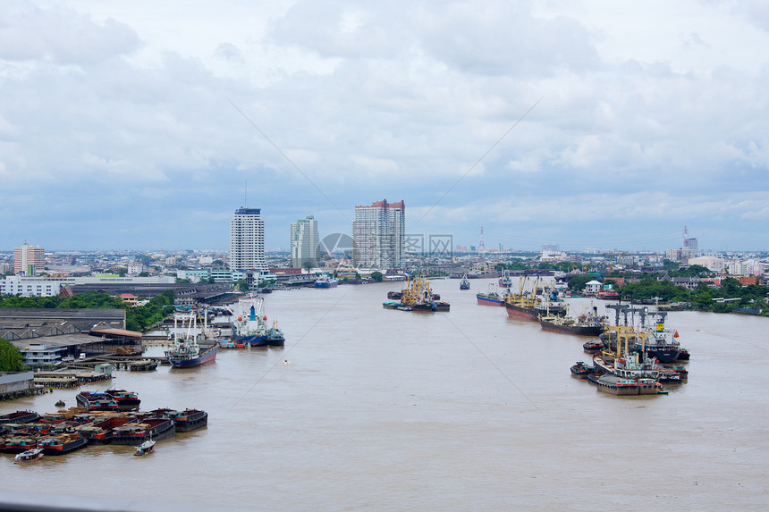 曼谷Chao Praya河城市摩天大楼交通天际卡车运输图片