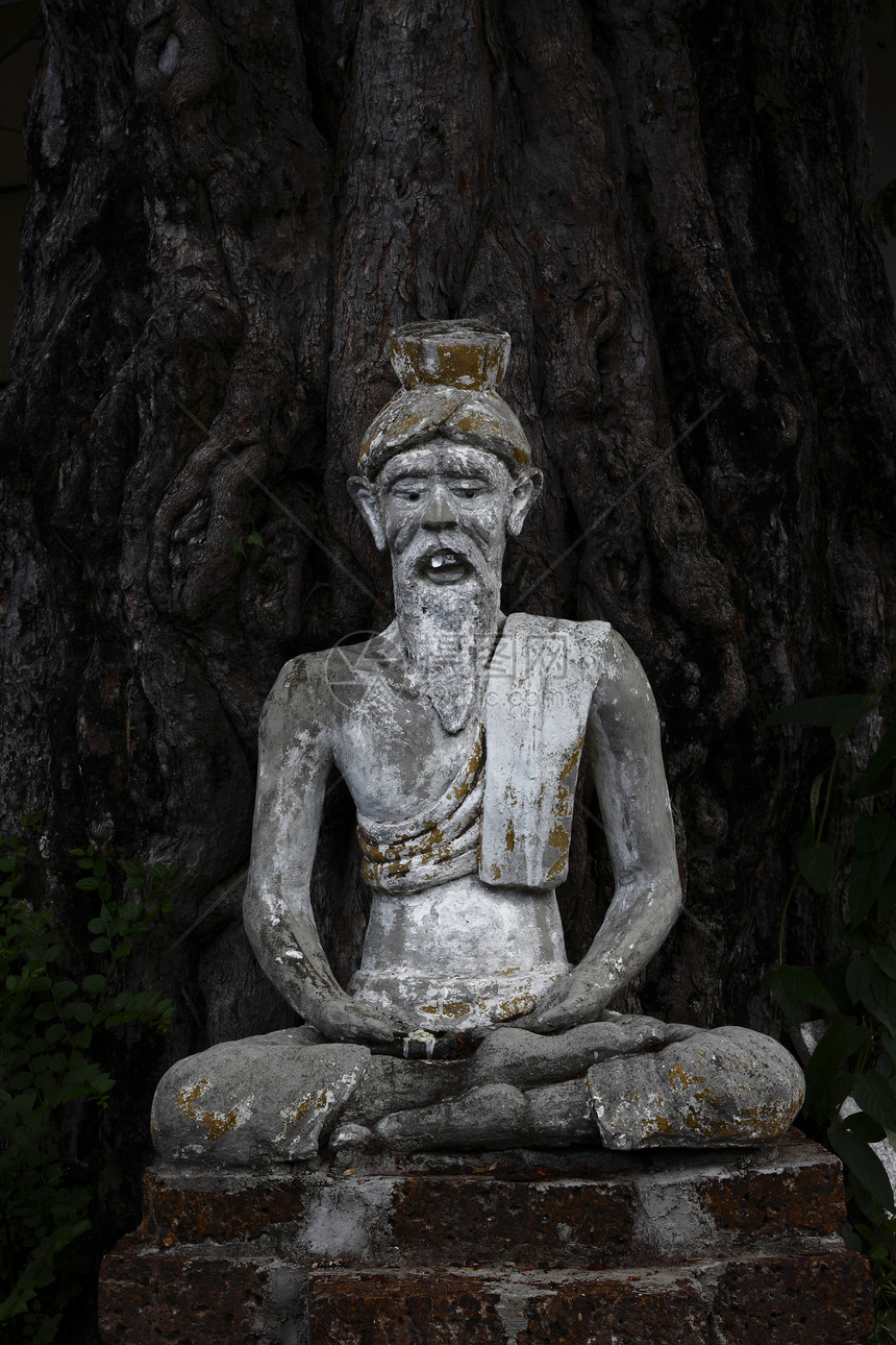 隐居在泰王国的公共艺术中旅行木头雕刻回忆旅游教会历史上帝植物雕塑图片