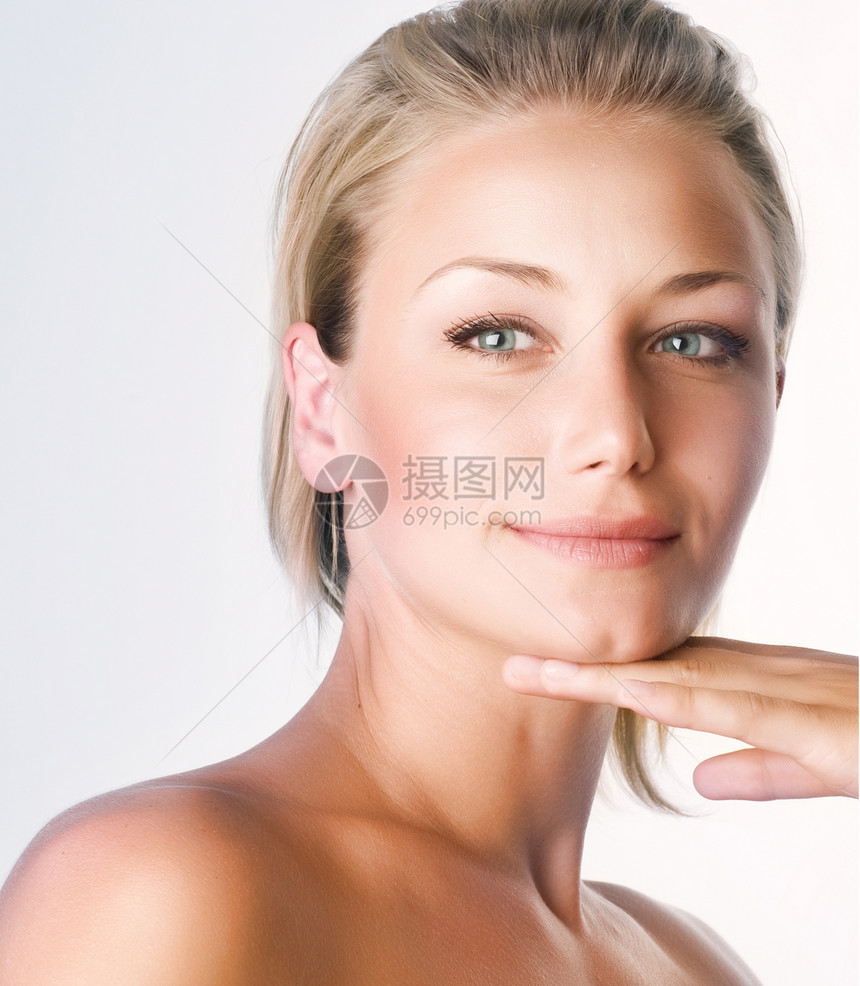 美丽的女孩脸蓝色白色化妆品温泉清洁情绪皮肤护理女士肤色图片