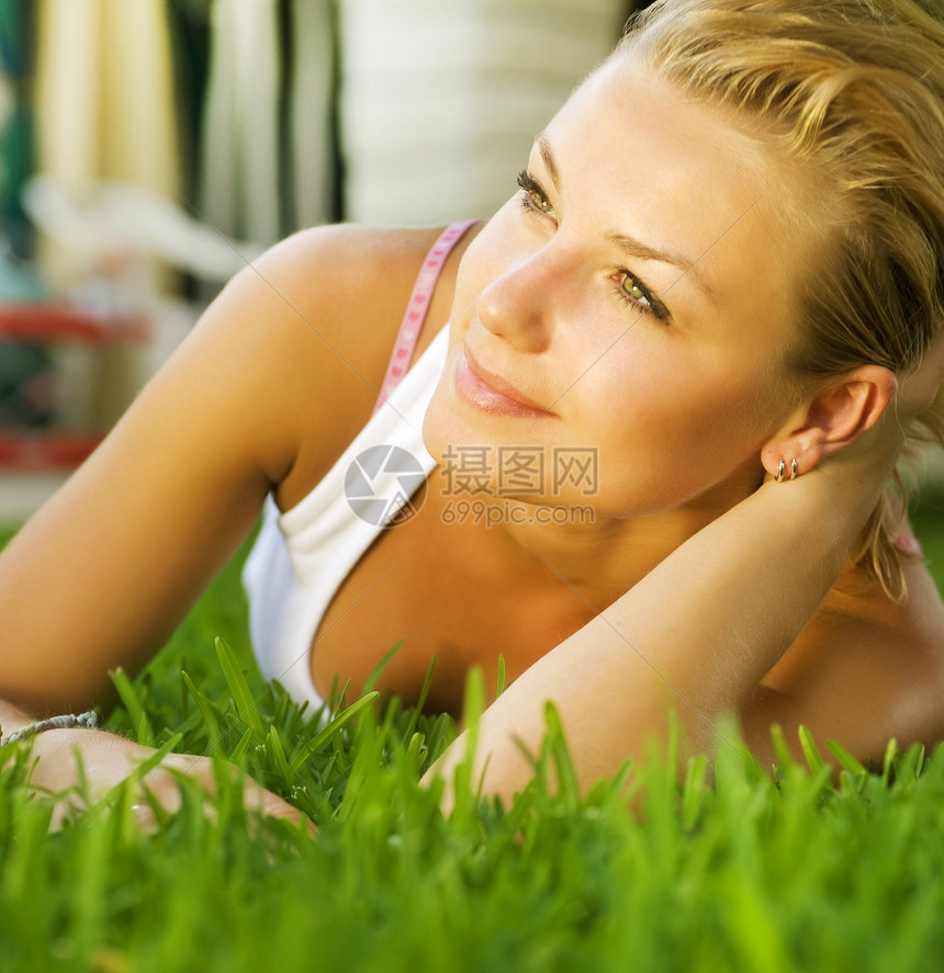 美丽的健康年轻女子在绿草上放松了一下女孩场地女士院子房子土地农场喜悦时间草地图片