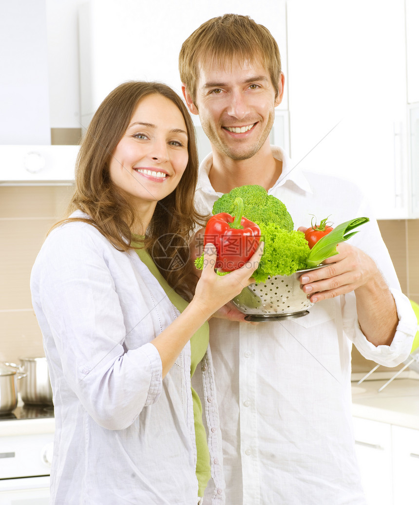 年轻夫妇烹饪健康食品幸福厨房饮食女性食物沸腾女士黑发男人妻子图片