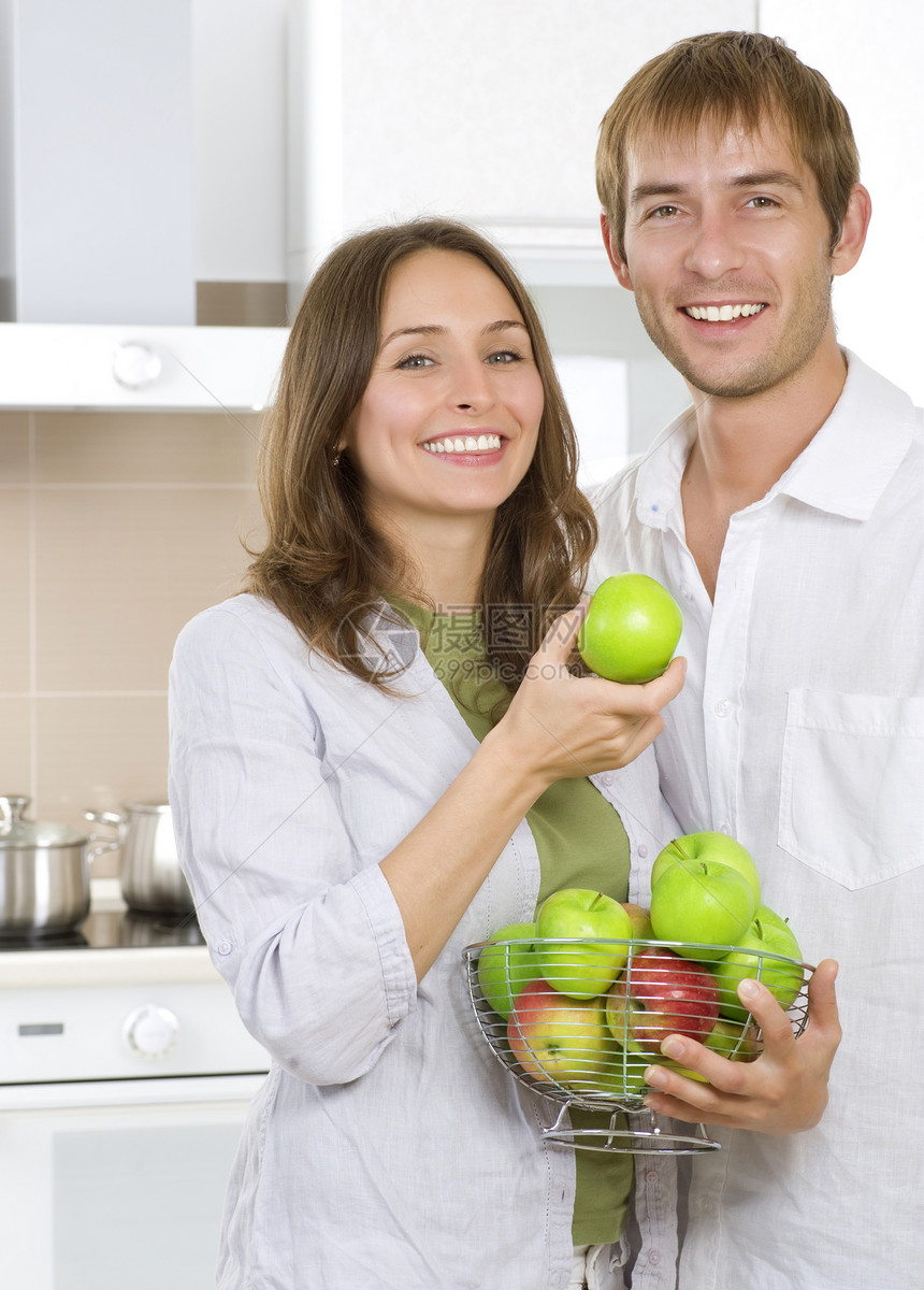 夫妇吃新鲜水果 健康食品夫妻喜悦男生丈夫微笑男性食物营养享受妻子图片