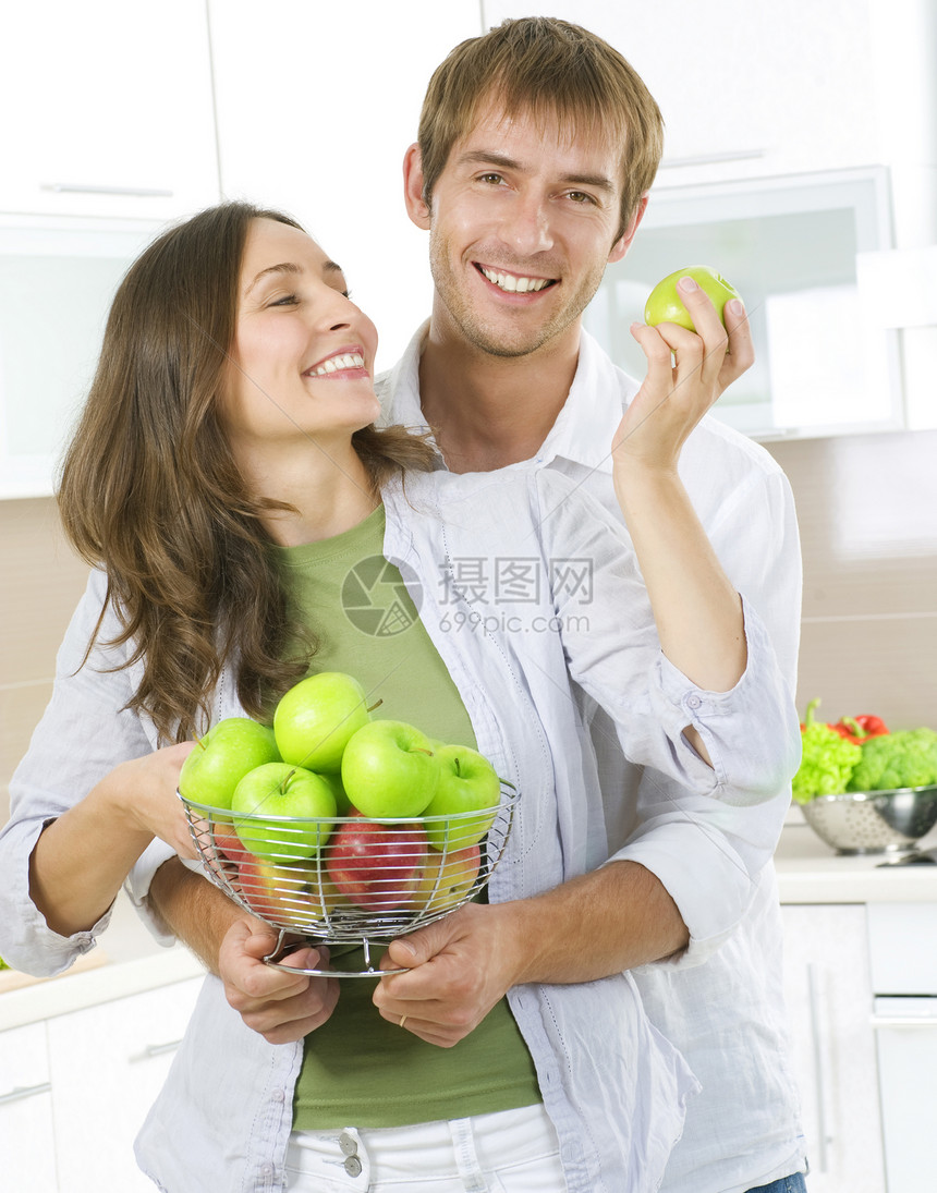 夫妇吃新鲜水果 健康食品男人喜悦女性女士果汁黑发乐趣夫妻快乐饮食图片
