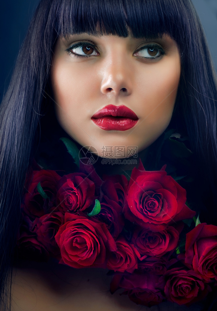 美丽的时装女郎玫瑰花头发眼影光泽度唇彩黑发女孩沙龙玫瑰发型花朵图片